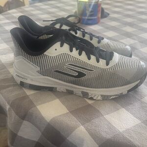 Skechers Monochrome Arch Fit Sneakers. viper court pro 2.0.